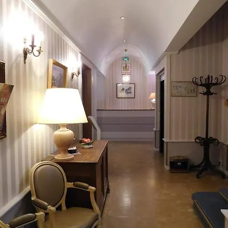 Brit Privilege Le Royal - Centre Gare 3* 트루아