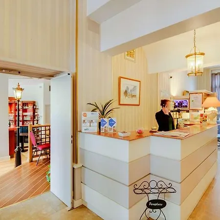 Brit Privilege Le Royal - Centre Gare Отель